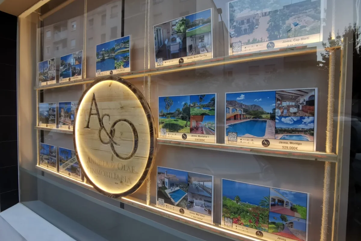 Exclusieve etalage met luxe villa's in Jávea