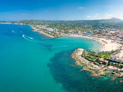 Panoramisch uitzicht op het Arenal-strand en de kust van Jávea