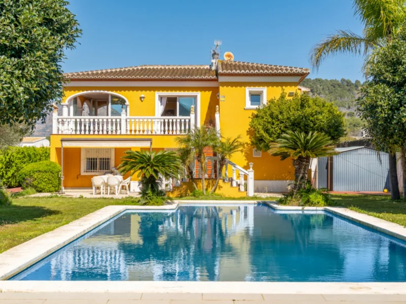 Ruime villa in Jávea met groot privézwembad en natuurzicht