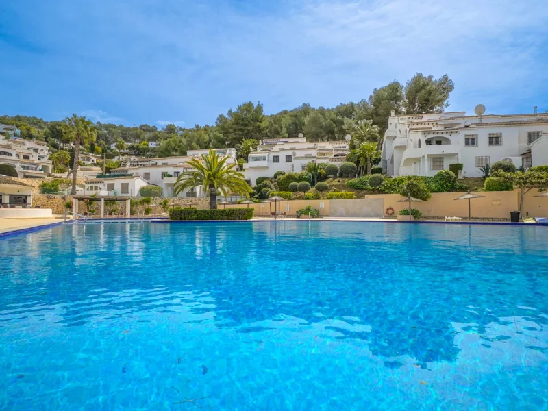 Duplex appartement in Moraira, Pueblo Alcázar met garage en zwembad