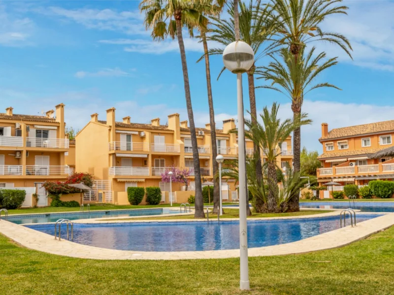 Gelijkvloers appartement in Dénia met zwembad en privéterras