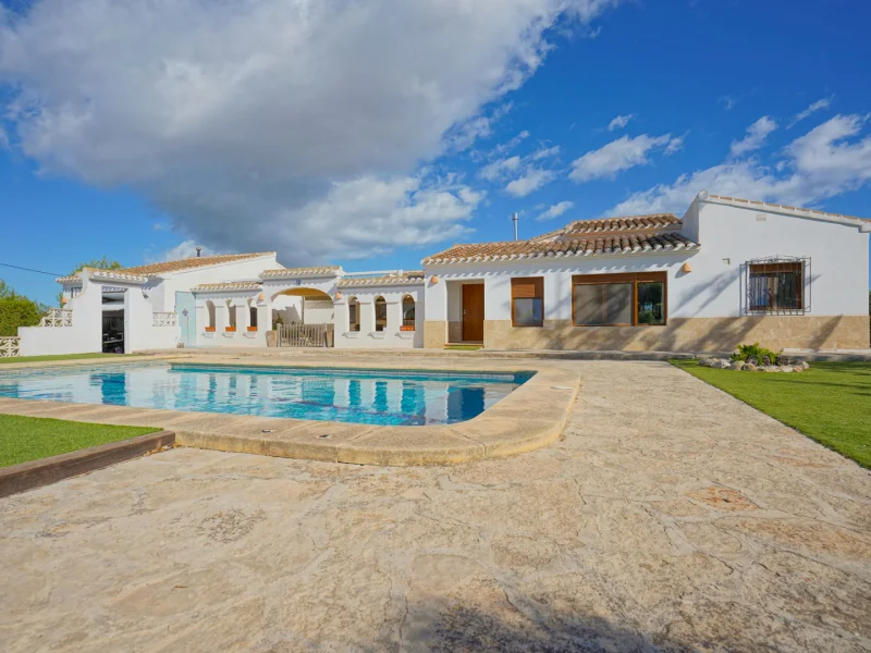 Ruime villa in Jávea met privé zwembad en groot perceel