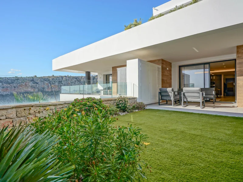 Modern appartement in Benitachell, Cumbre del Sol met tuin