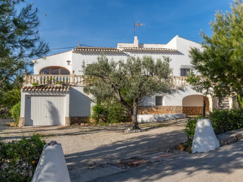 Mediterrane villa in Jávea, Tosalet met tuin en garage