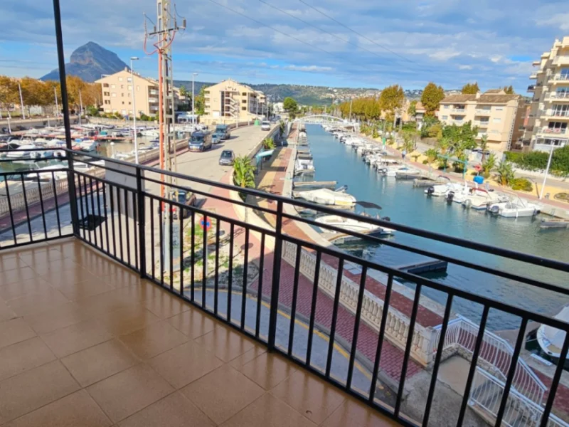 Appartement met drie slaapkamers en uitzicht op de jachthaven in Playa del Arenal, Jávea