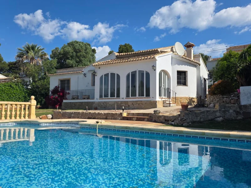 Ruime villa met vrij uitzicht te renoveren te koop in El Tosalet, Jávea