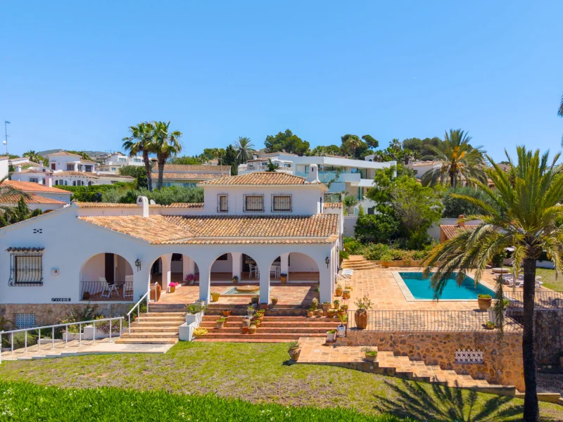 Villa met zeezicht te koop in Moraira, dichtbij het centrum