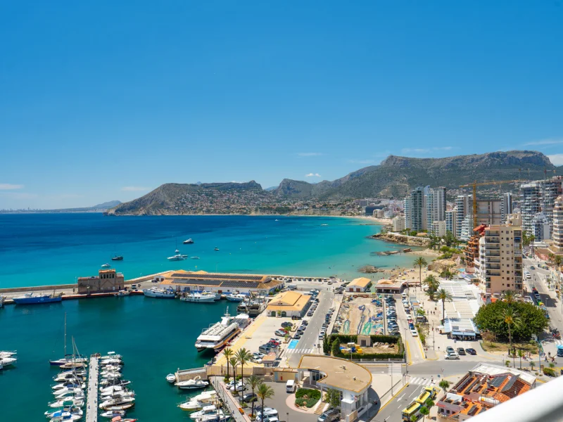 Ruim 5-slaapkamer penthouse te koop in Calpe haven met 360-graden zeezicht