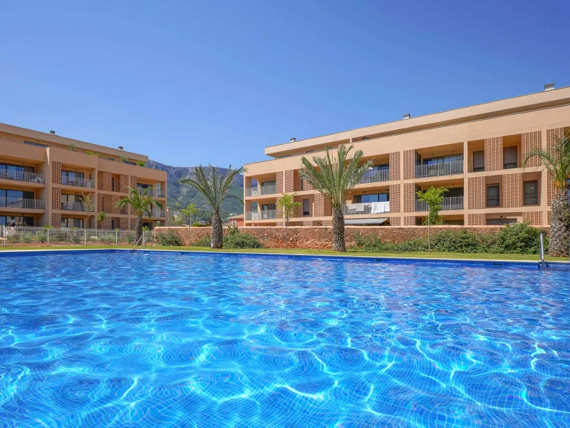Gelijkvloers appartement te koop in Dénia met privétuin en gemeenschappelijk zwembad