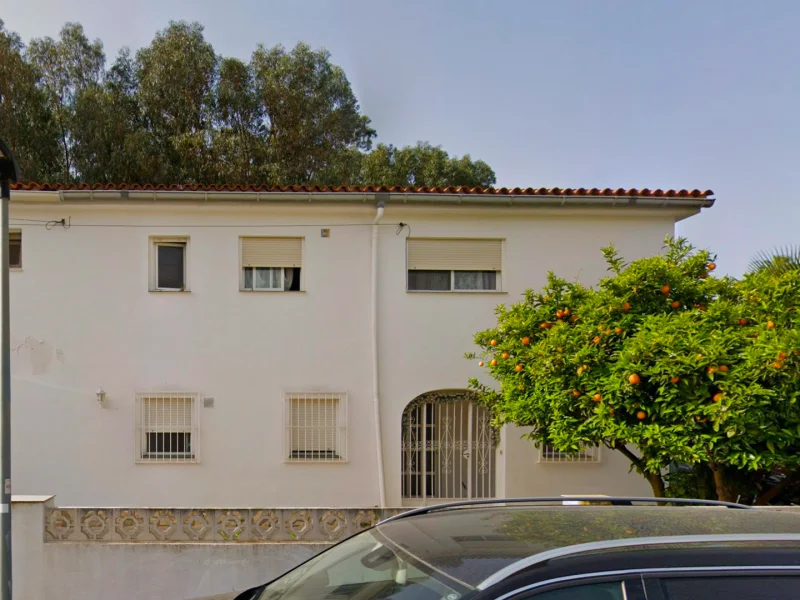 Halfvrijstaande woning te koop in Albir, 200m van het strand met tuin