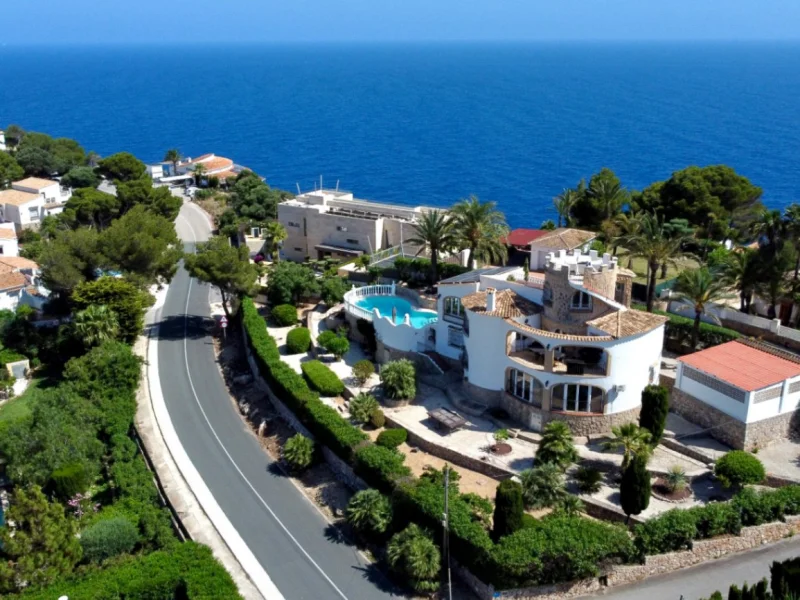 Elegante villa te koop in Jávea met panoramisch zeezicht en privé zwembad