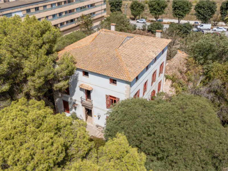 Historische herenwoning villa te koop in Benissa met groot stadsperceel