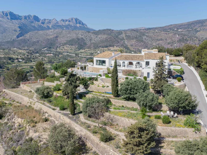Villa te koop in Benissa met zeezicht, zwembad en gastenverblijf