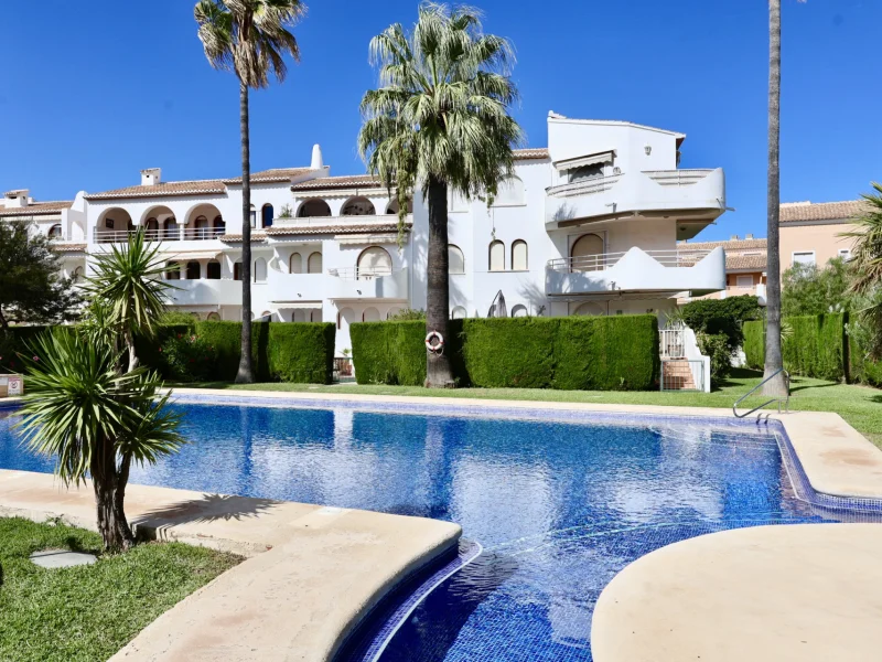 Gelijkvloers appartement met privétuin te koop in Jávea