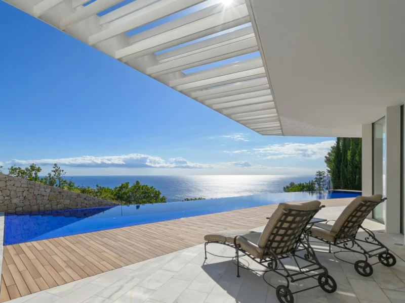 Modern chalet in Jávea met overloopzwembad en uitzicht op zee