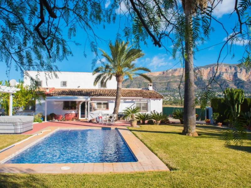Villa in Gata de Gorgos met zwembad en uitzicht op de bergen