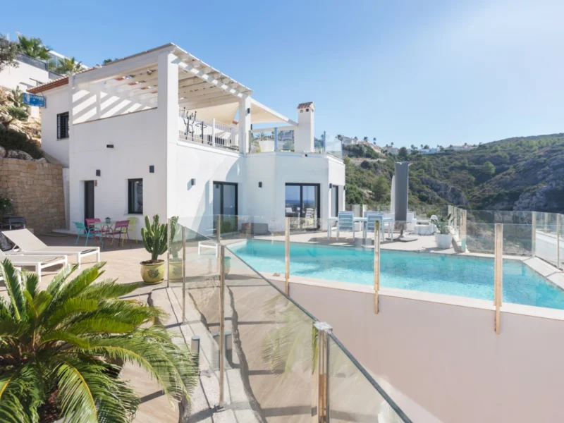 Modern chalet in Dénia met infinity zwembad en zeezicht