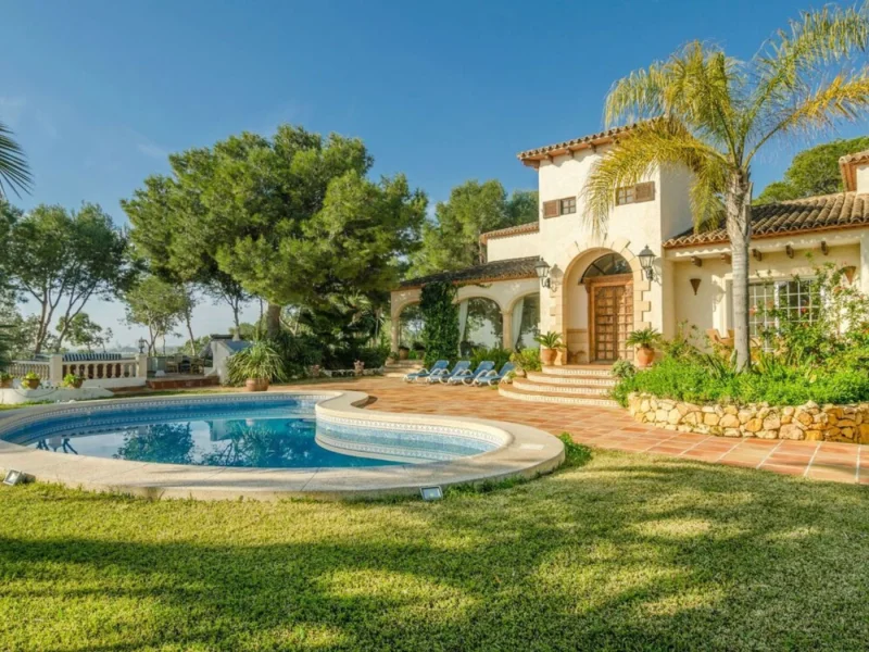 Mediterrane villa in L'Alfàs del Pi met zwembad en zeezicht