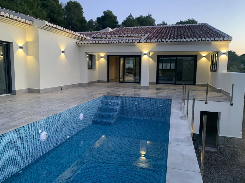 Moderne villa met drie slaapkamers en uitzicht op de Montgó in Jávea