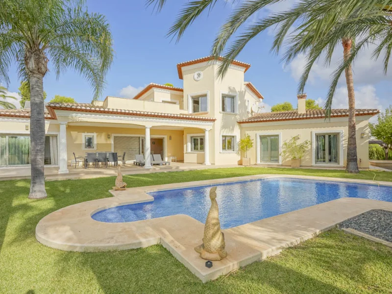 Traditionele villa met vier slaapkamers en zeezicht in Benissa