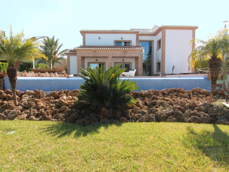 Villa met vijf slaapkamers, zwembad en gastenverblijf in Jávea