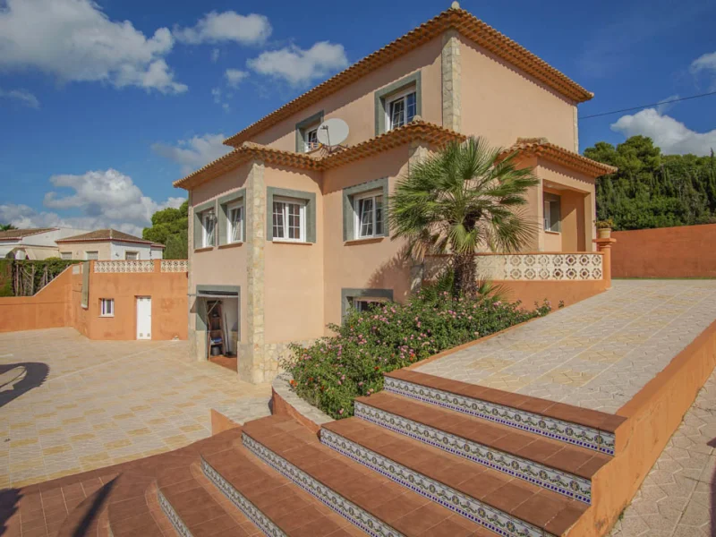 Authentieke villa met vijf slaapkamers in Calpe met zwembad en zeezicht