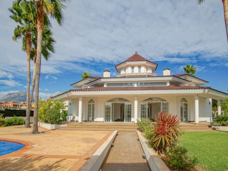 Villa in koloniale stijl met privézwembad in L'Alfàs del Pi