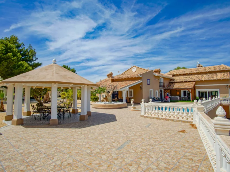 Exclusieve villa in La Nucía met zeezicht en privé helihaven