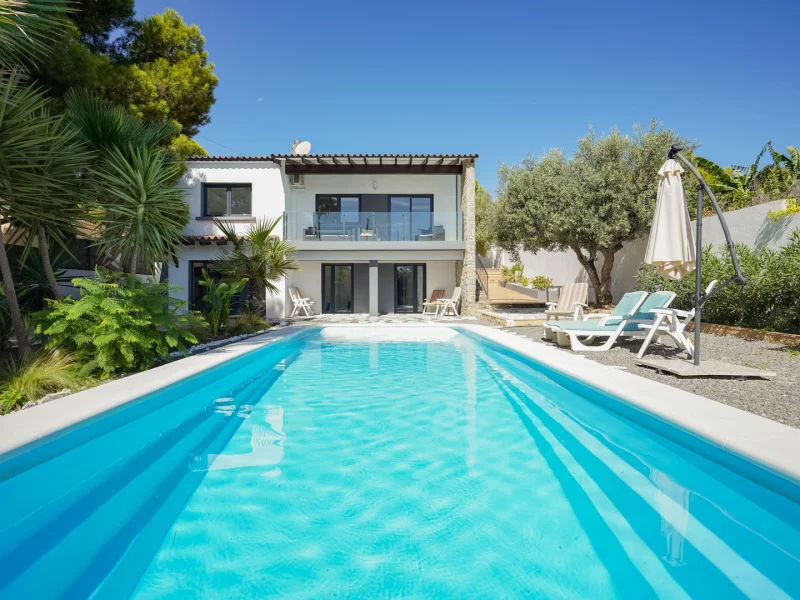 Gerenoveerde villa in Calpe met gastenverblijf en zeezicht