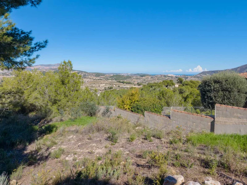 Grondstuk met zeezicht in Benimeit, Moraira