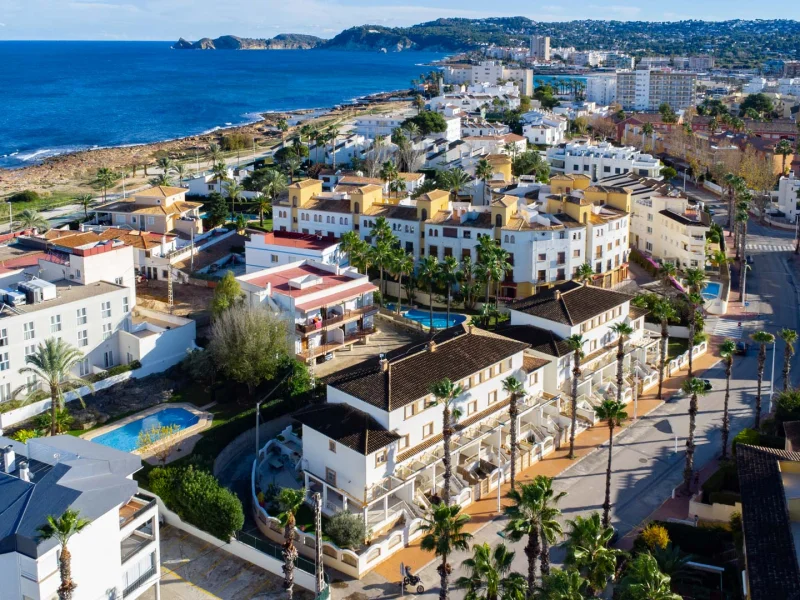 Triplex geschakelde woning in Jávea, Arenal met gemeenschappelijk zwembad