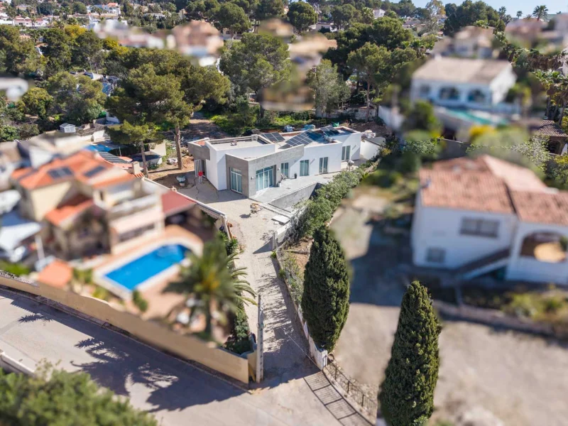 Minimalistische gelijkvloerse villa in Calpe met uitzicht op de Peñón