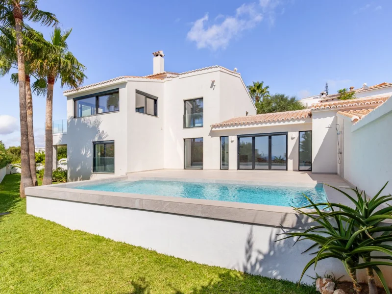 Moderne villa met vijf slaapkamers in Moraira met zeezicht