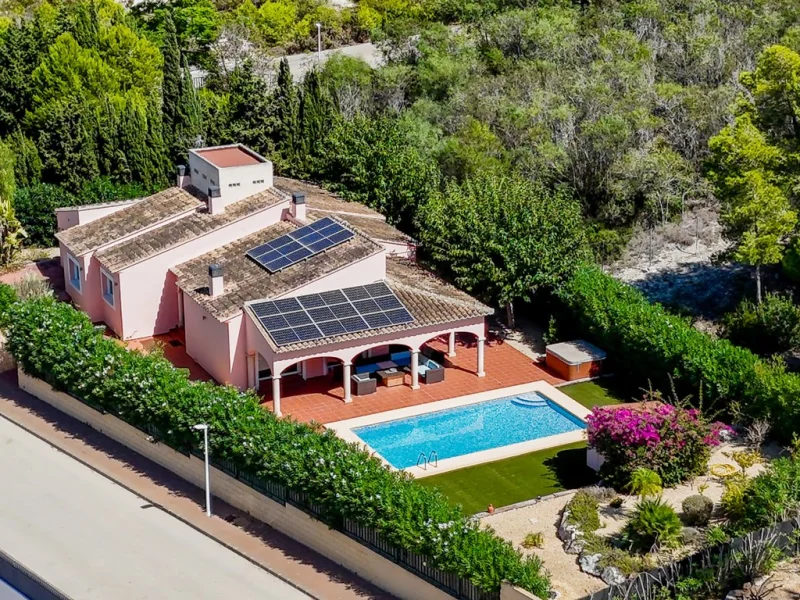 Gelijkvloerse villa met vier slaapkamers en zwembad in Jávea