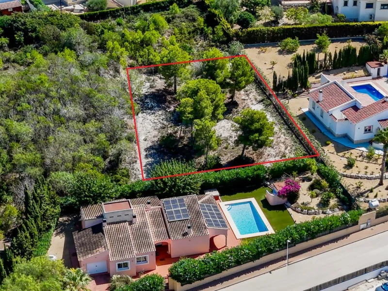 Villa met vier slaapkamers en aangrenzend bouwperceel in Jávea