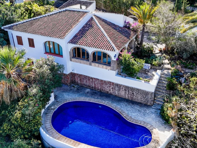 Traditionele villa met vier slaapkamers en uitzicht op zee in Jávea