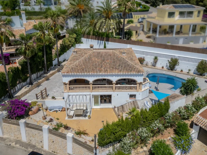 Villa in Jávea met Privézwembad en Uitzicht op de Bergen
