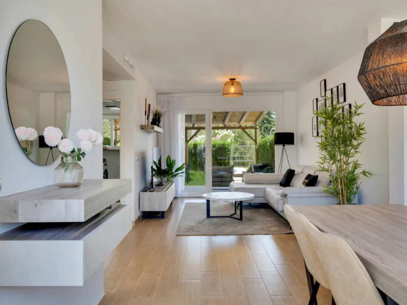 Moderne geschakelde woning met vier slaapkamers en privétuin in Jávea