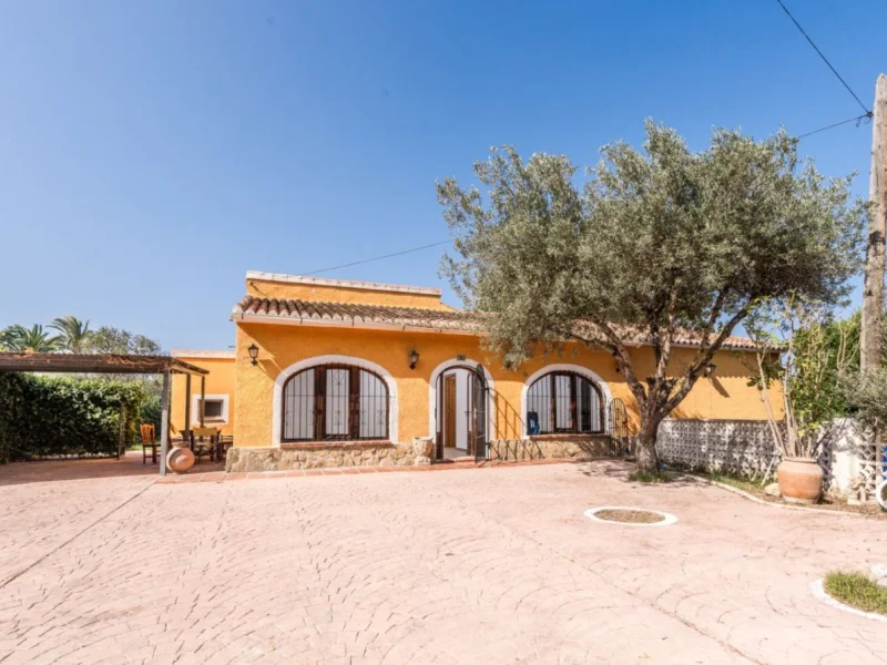 Villa in Jávea Arenal met groot perceel en uitzicht op het landschap
