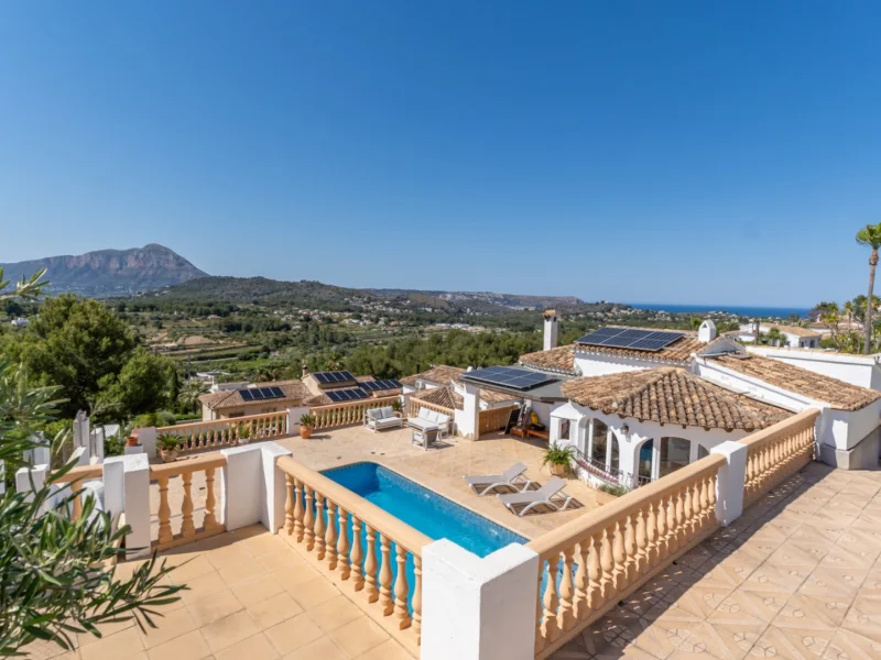 Villa met panoramisch uitzicht op de Montgó en de zee in Jávea