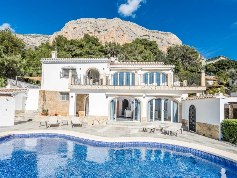 Gerenoveerde villa met vier slaapkamers in Montgó, Jávea met panoramisch uitzicht