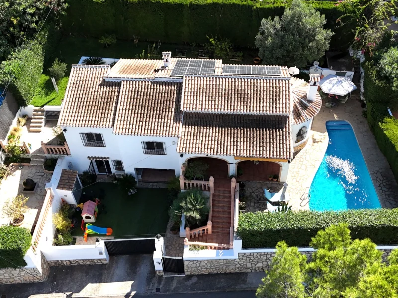 Villa met zeezicht en zonnepanelen in Toscal, Jávea