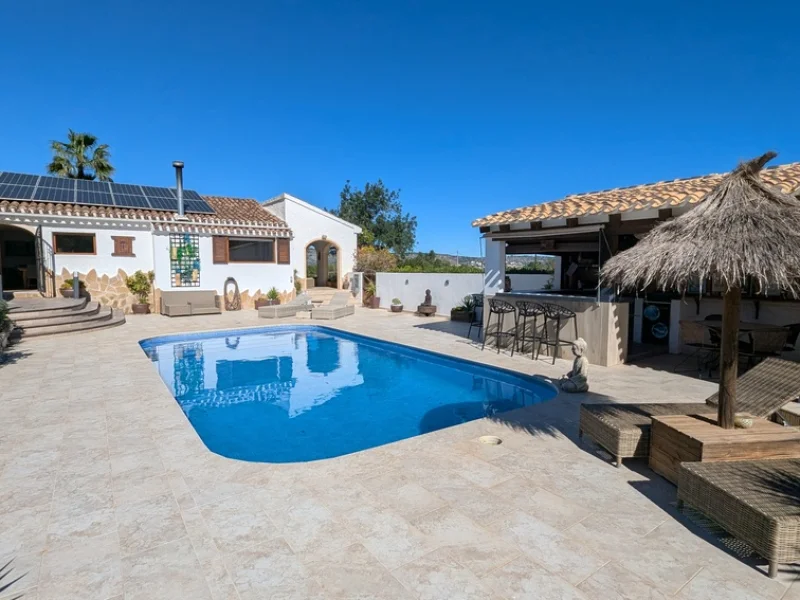 Villa met gastenverblijf en privézwembaden in Jávea