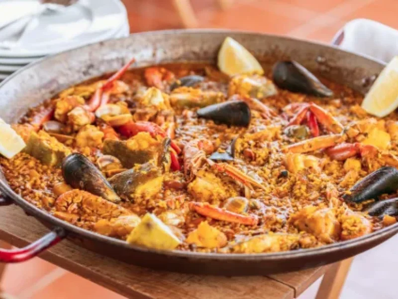 Traditionele zeevruchtenpaella op het terras