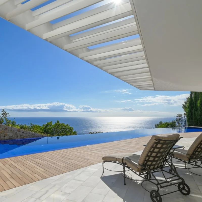 Infinity pool met adembenemend uitzicht op zee