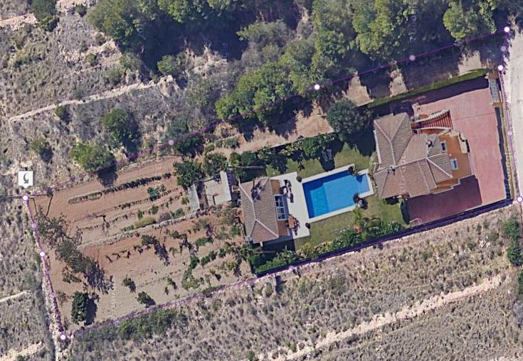 Luchtfoto van het perceel met de indeling van de villa, het zwembad van 15x6 meter en het uitgestrekte terrein midden in de natuur.