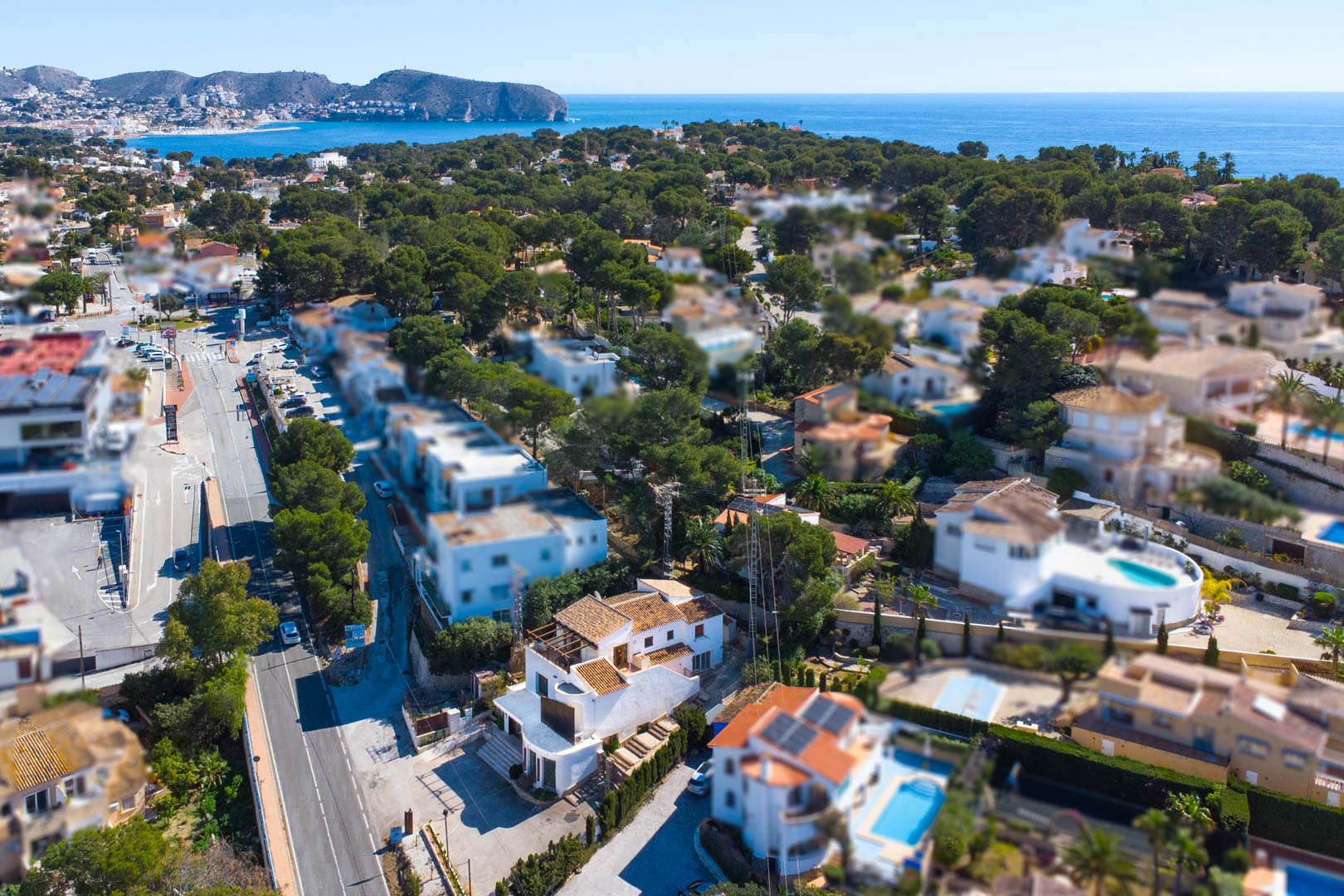 Luchtfoto van het pand op een toplocatie aan de weg Moraira-Calpe, met panoramisch uitzicht op de Middellandse Zee en de Cap d'Or.