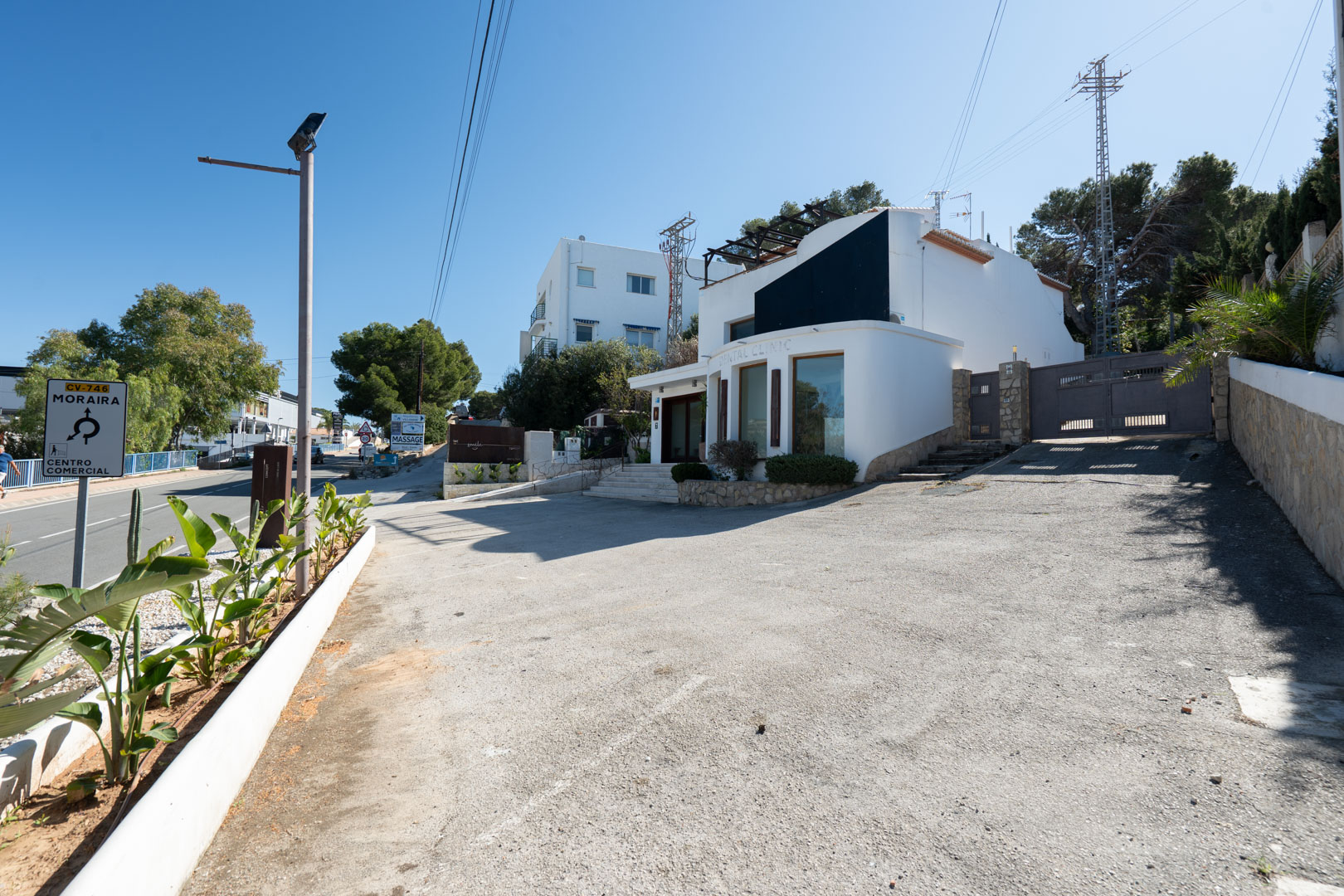 Moderne gevel met grote etalages, een ruime privéparkeerplaats en directe toegang vanaf de hoofdweg tussen Moraira en Calpe.
