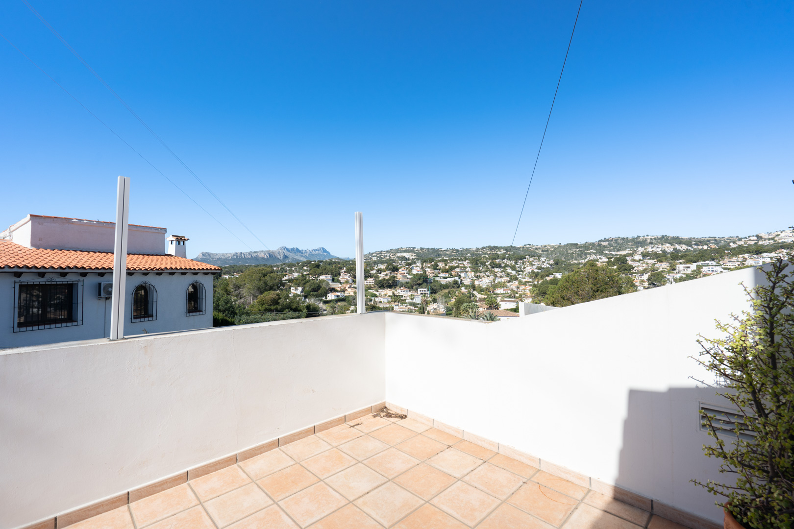 Terras met keramische tegels en vrij uitzicht op de Sierra de Bernia en de omliggende woonwijk van Moraira-Benissa.