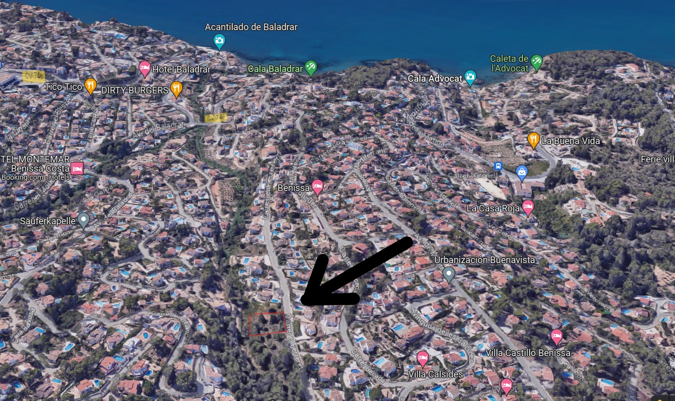 Satelliet luchtfoto van het perceel van 826 m2 in de wijk Buenavista, die de gunstige ligging ten opzichte van Cala Baladrar en de kustlijn van Benissa toont.